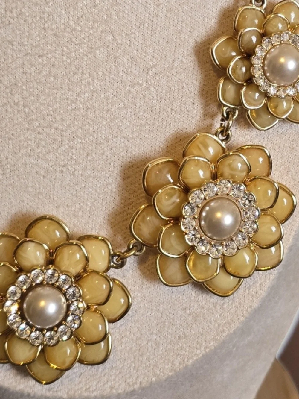 Kate Spade Elegant Cream Flower Pearl Statement Necklace